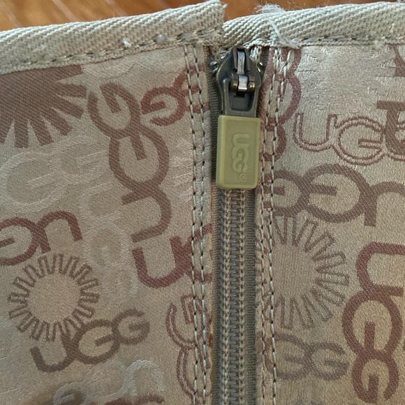 Logo UGGS - Picture 7 of 8